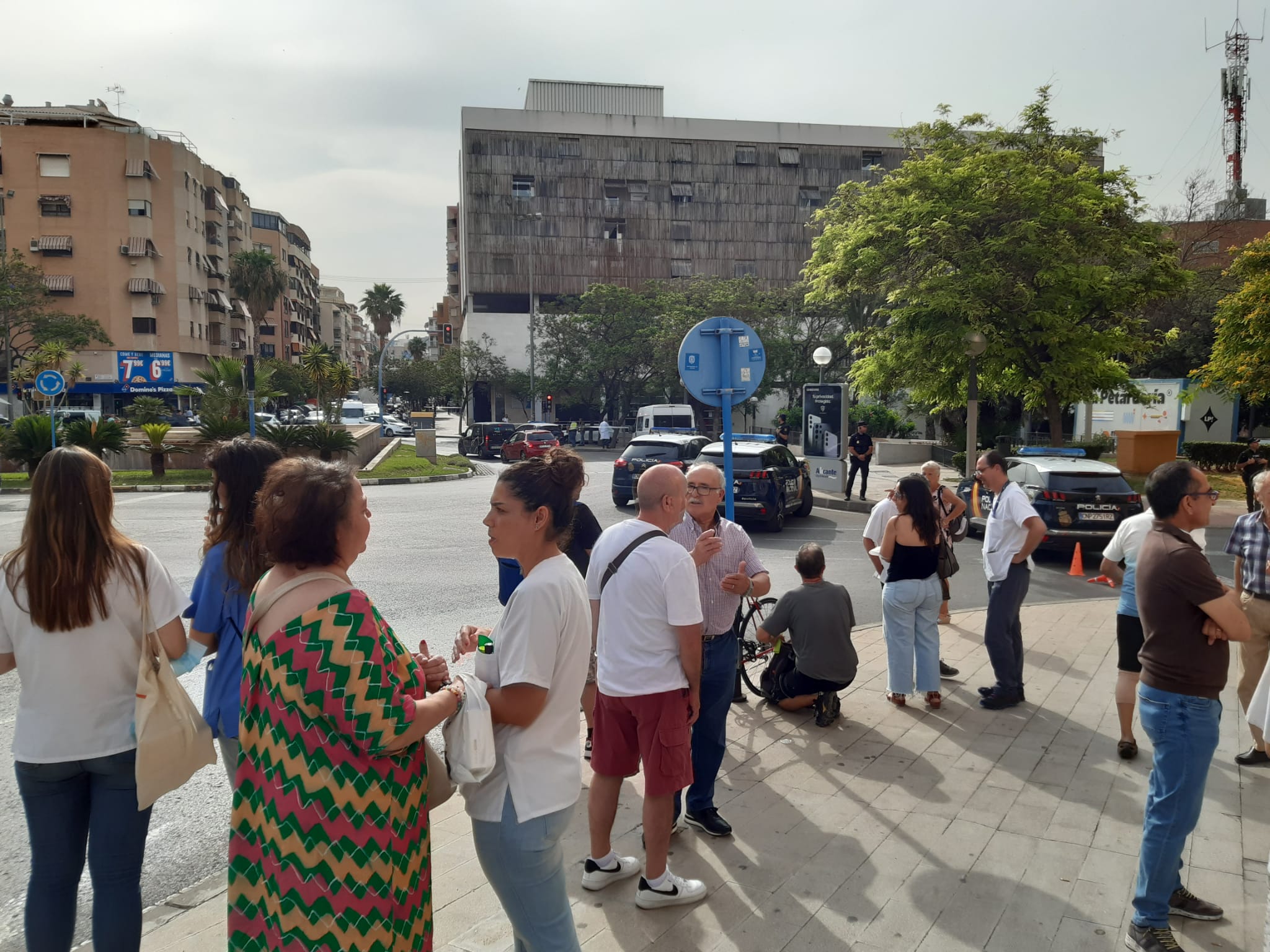 Desalojan un centro de salud de Alicante por un falso aviso de bomba Desalojan un centro de salud de Alicante por un falso aviso de bomba
