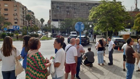 Los sanitarios y pacientes aguardan a distancia 