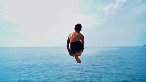 Niño tirándose al agua Peligros del verano
