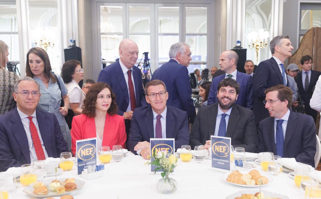 López Miras mantiene su mano tendida a Vox y desvincula la negociación en Murcia con los pactos en otras CCAA López Miras mantiene su mano tendida a Vox y desvincula la negociación en Murcia con los pactos en otras CCAA