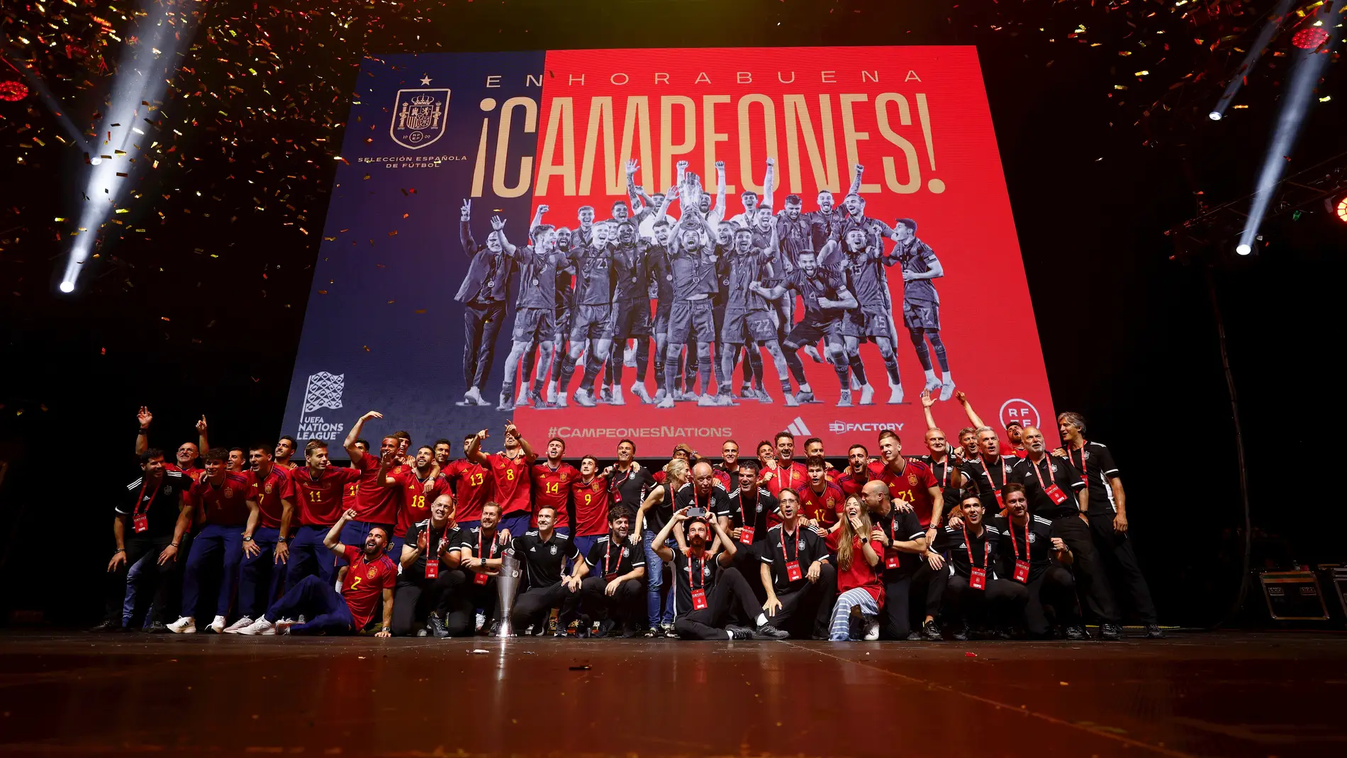 Foto de familia con el trofeo de Campeones durante la celebración de la Selección Española tras ganar la Liga de Naciones de la UEFA en el pabellón Wizink Center