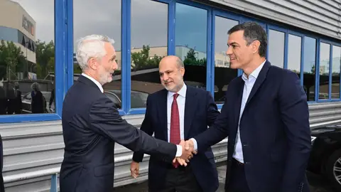 Javier Bardají, Consejero Delegado de Atresmedia, y Ramón Osorio, Director General de Atresmedia Radio, reciben a Pedro Sánchez en Onda Cero