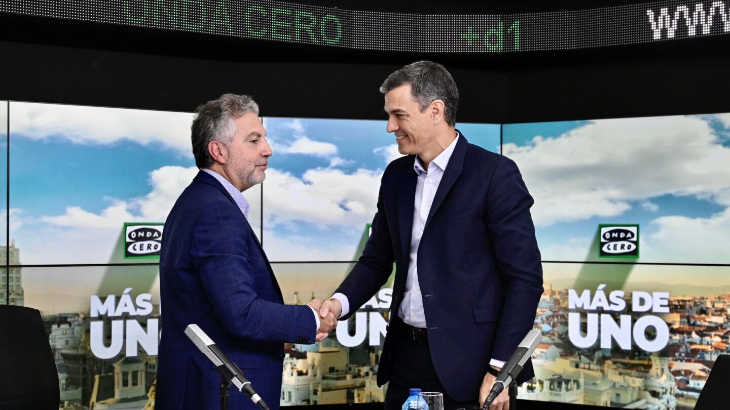 Carlos Alsina y Pedro S&aacute;nchez se saludan tras la entrevista en 'M&aacute;s de uno'
