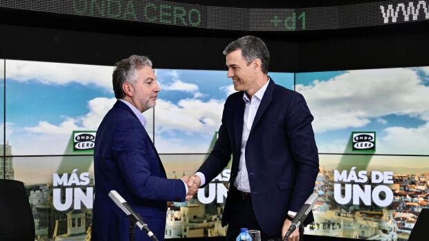 Carlos Alsina y Pedro Sánchez se saludan tras la entrevista en 'Más de uno'