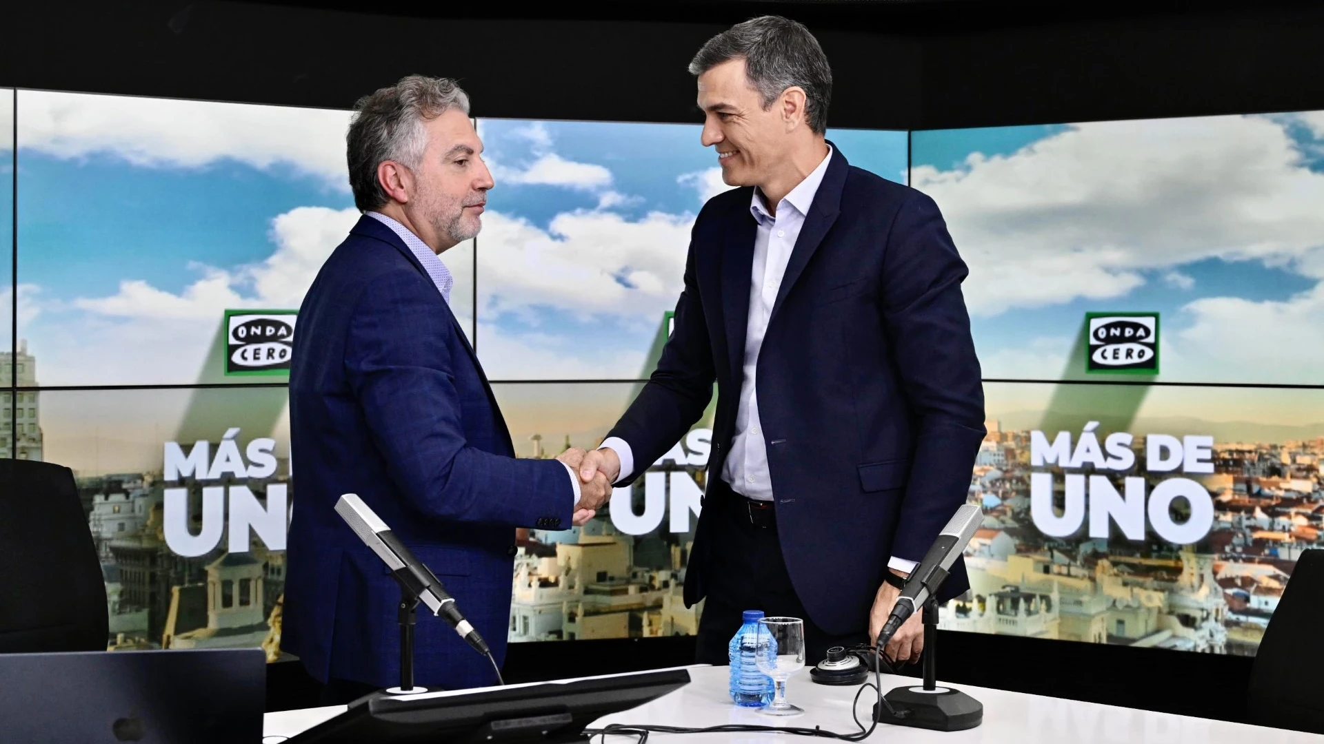 Carlos Alsina y Pedro Sánchez se saludan tras la entrevista en 'Más de uno'