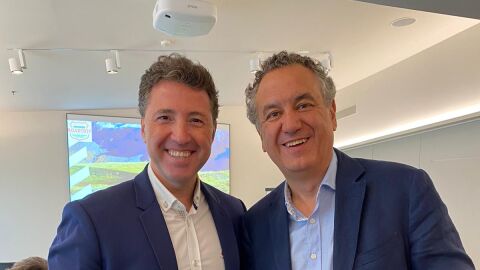 Fernando Blasco, gerente de TuHuesca, con Roberto Braseo en la presentación de Pirineos RoadTrip