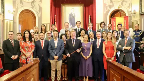 El Ayuntamiento de Badajoz estará formado por seis delegaciones que se reparten los 14 ediles El Ayuntamiento de Badajoz estará formado por seis delegaciones que se reparten los 14 ediles