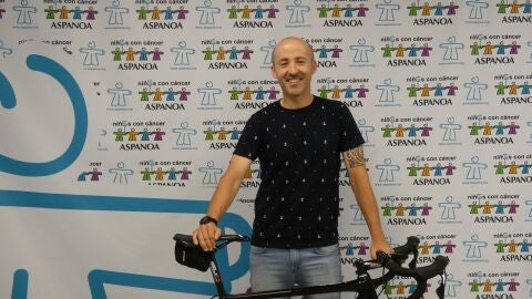 El ciclista Jorge Jurado en la sede de Aspanoa