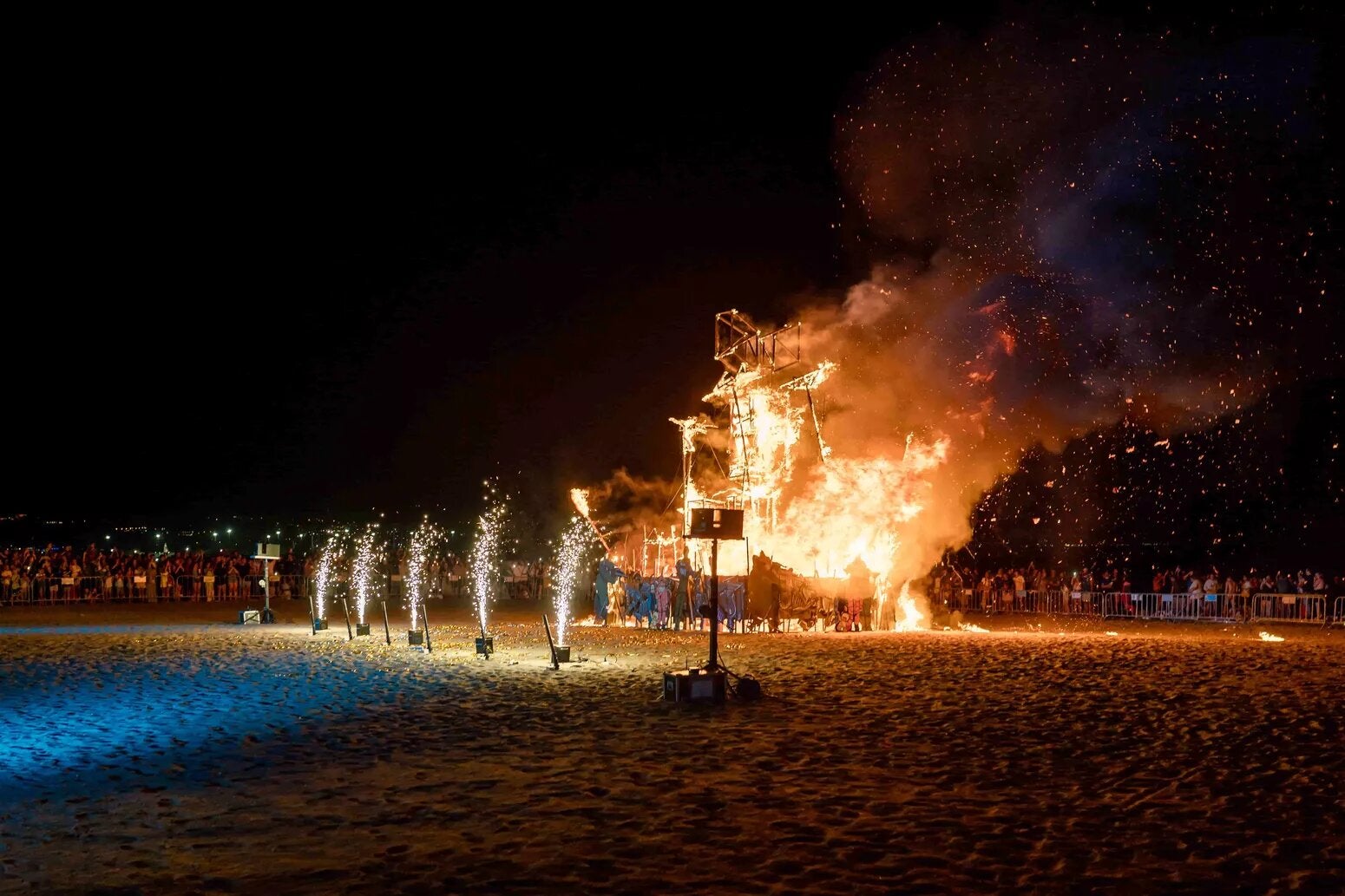 Llega la noche que da comienzo al verano Llega la noche que da comienzo al verano