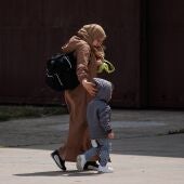 Una mujer con dos niños en la base aérea de Torrejón
