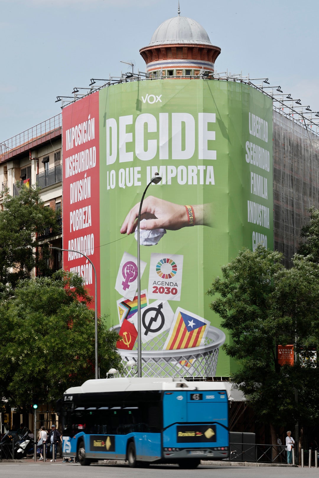 Los colectivos LGTB+ denuncian la "lona del odio" desplegada por Vox en Madrid y afean al PP que asume su discurso Los colectivos LGTB+ denuncian la "lona del odio" desplegada por Vox en Madrid y afean al PP que asume su discurso