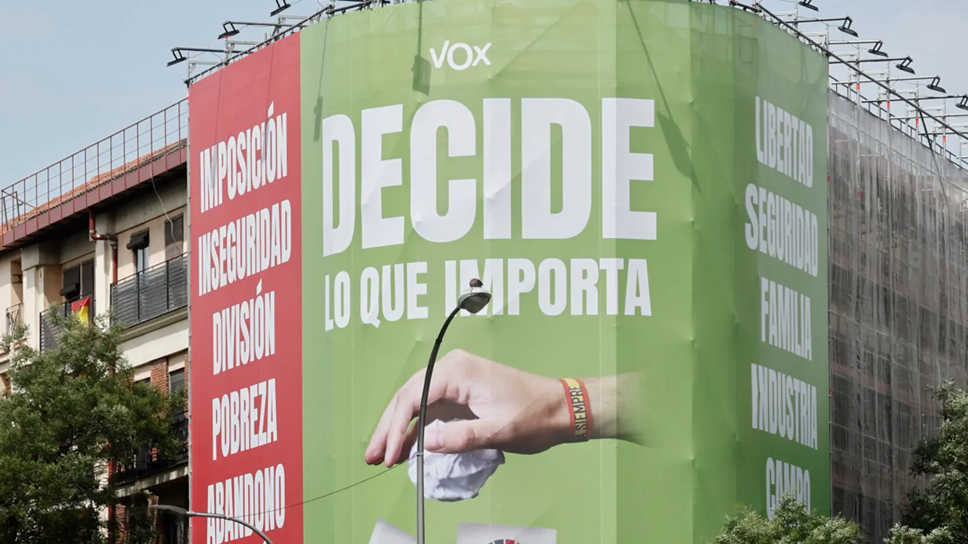 Los colectivos LGTB+ denuncian la "lona del odio" desplegada por Vox en Madrid y afean al PP que asume su discurso