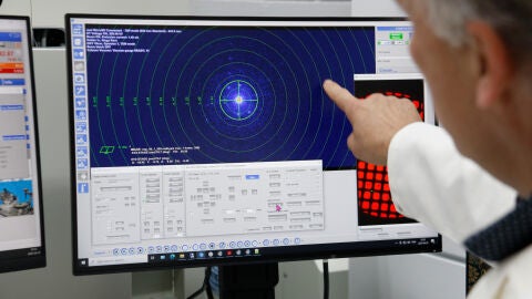 Investigador amb el difract&ograve;metre de l'ICIQ