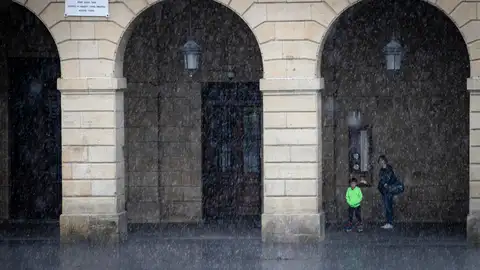 En la imagen de archivo, una mujer y una niña se resguardan durante un aguacero en la localidad guipuzcoana de Irun En la imagen de archivo, una mujer y una niña se resguardan durante un aguacero en la localidad guipuzcoana de Irun