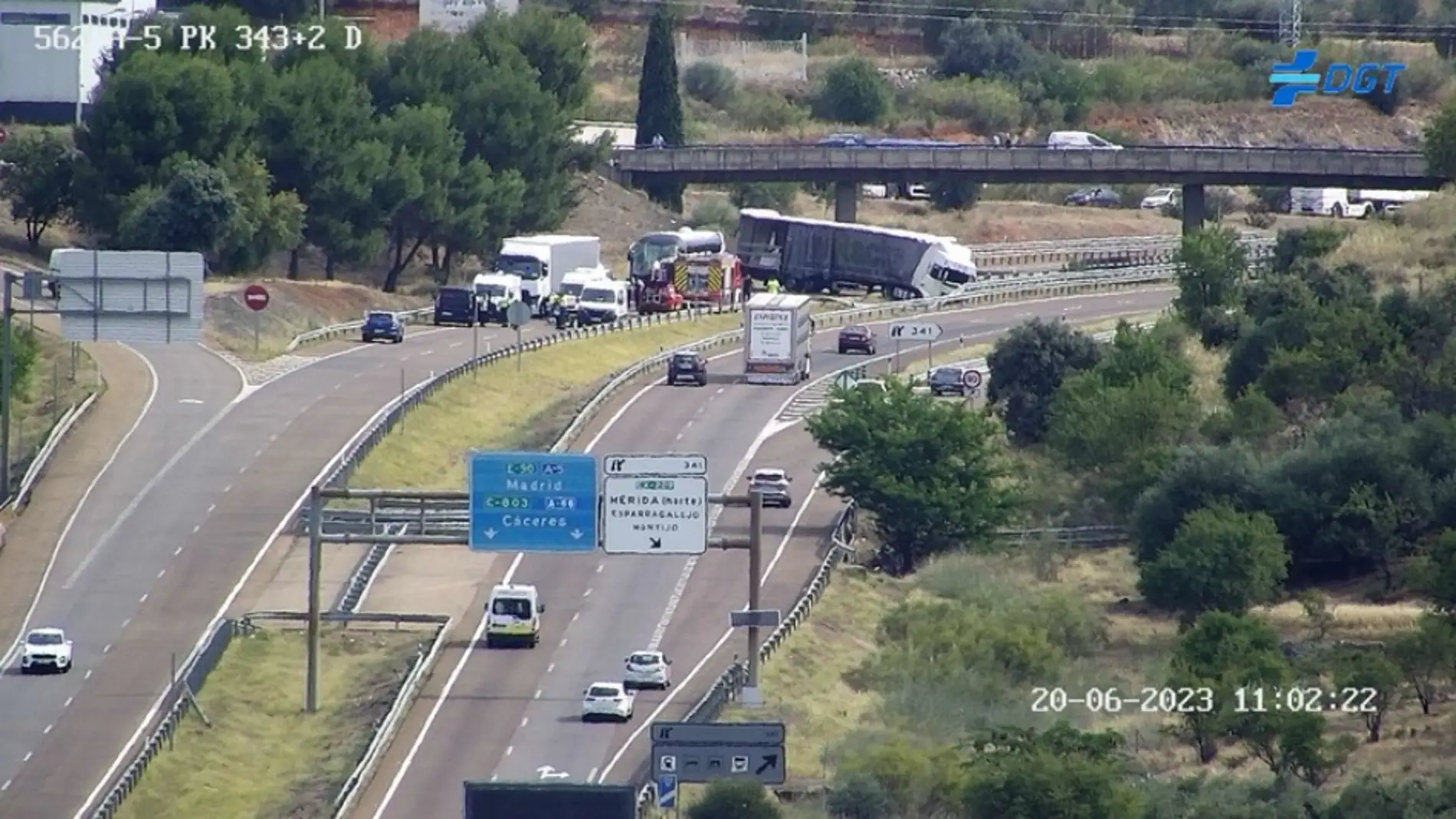 Cortada la A5 en Mérida, dirección Portugal, por un accidente entre dos camiones y un autobús 