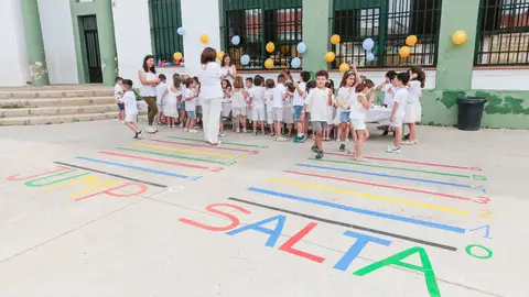 El CEIP Federico García Lorca de Mérida cuenta con "patios inclusivos" con juegos tradicionales pintados El CEIP Federico García Lorca de Mérida cuenta con "patios inclusivos" con juegos tradicionales pintados