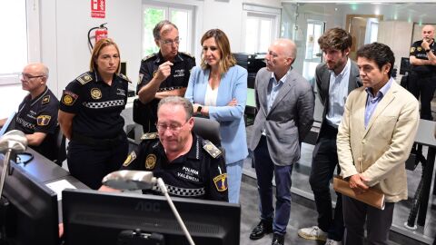 Catalá durante su visita a la central de la Policía Local