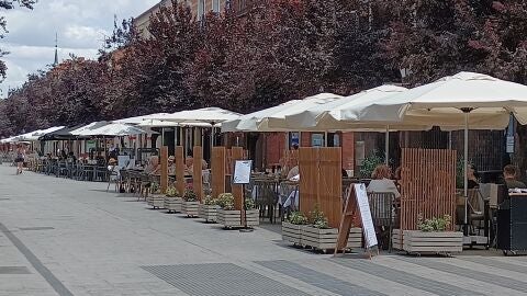 Veladores en la calle Libreros de Alcal&aacute; de Henares