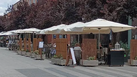 La Asociación de Vecinos Centro de Alcalá pide a la nueva corporación municipal regular la actividad cultural que se desarrolla en las calles del centro y el uso del espacio público por parte de la hostelería Veladores en la calle Libreros de Alcalá de Henares