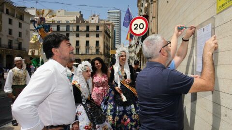 Colocan el Bando a las puertas del Ayuntamiento de Alicante 