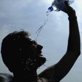 Un hombre se refresca ante el calor en Londres