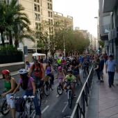 La manifestación contra la eliminación de carriles bici en Elche congrega a centenares de ciclistas y corta Juan Carlos I.