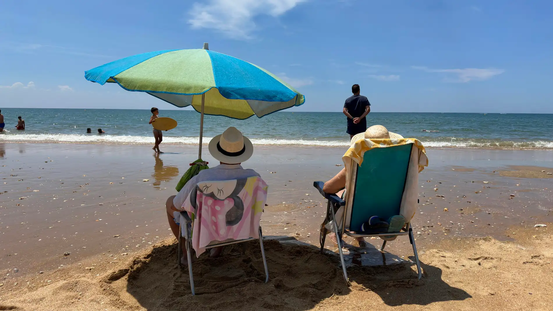 Varias personas disfrutan de un domingo de playa en La Antilla, (Huelva).