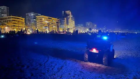 Los agentes utilizan quads para recorrer la arena Los agentes utilizan quads para recorrer la arena