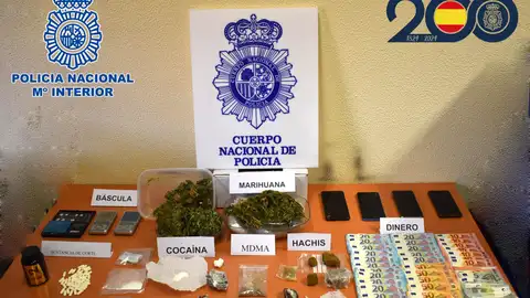 La Policía Nacional detiene a cinco varones por un presunto delito contra la salud pública .