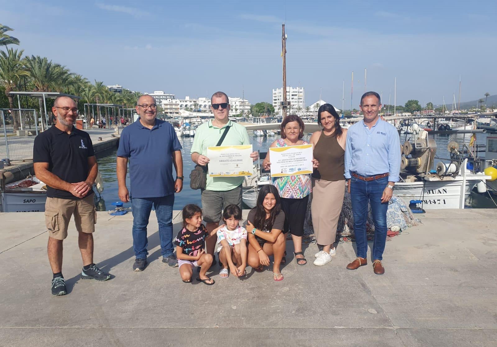 El Ayuntamiento de Sant Antoni y la Cofradía de Pescadores recaudan 1.300 euros para la Asociación de Esclerosis Múltiple de Eivissa y Formentera El Ayuntamiento de Sant Antoni y la Cofradía de Pescadores recaudan 1.300 euros para la Asociación de Esclerosis Múltiple de Eivissa y Formentera