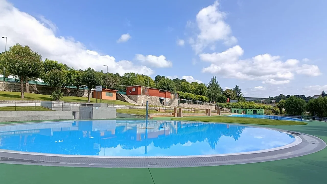 Abren as piscinas de Oira con acceso libre pola maña