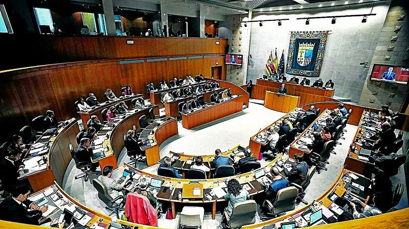 Vox alcanza un acuerdo con el PP y presidirá las Cortes de Aragón Vox alcanza un acuerdo con el PP y presidirá las Cortes de Aragón