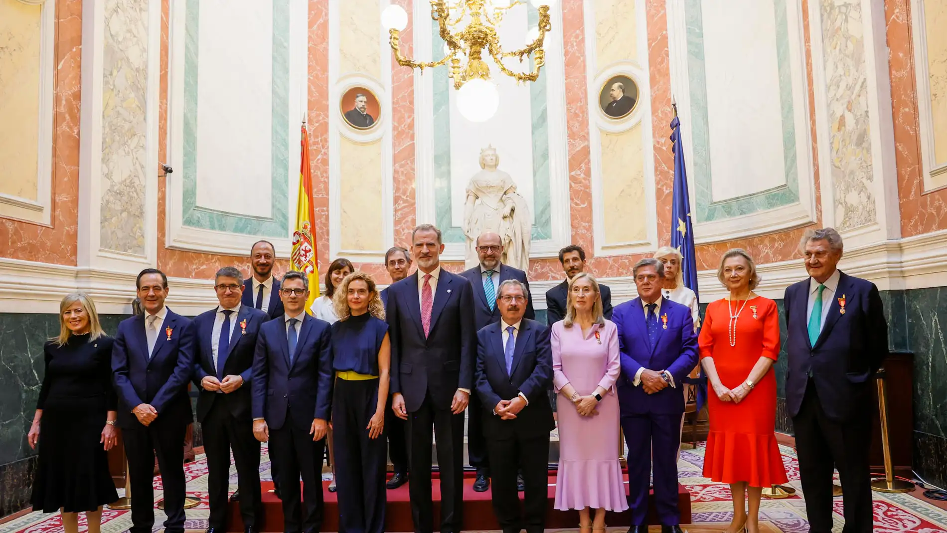 El rey Felipe VI posa para fotografía de familia durante la entrega de la Medalla del Congreso de los Diputados a los expresidentes de la Cámara Baja del actual periodo constitucional