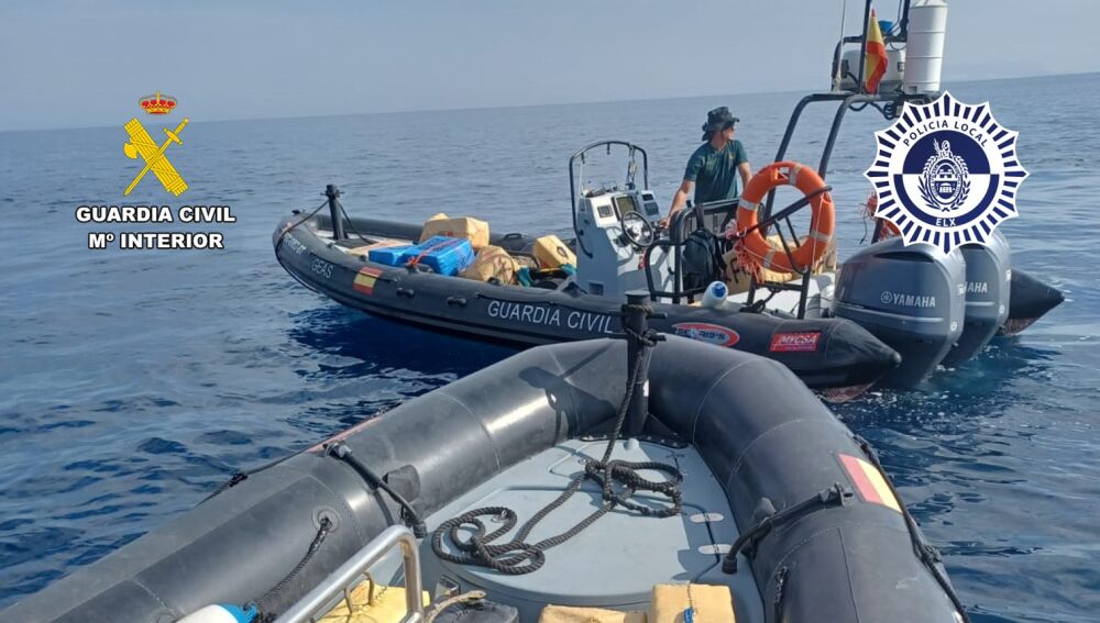 Agentes de la Guardia Civil en plena operación en la playa del Pinet de Elche. 