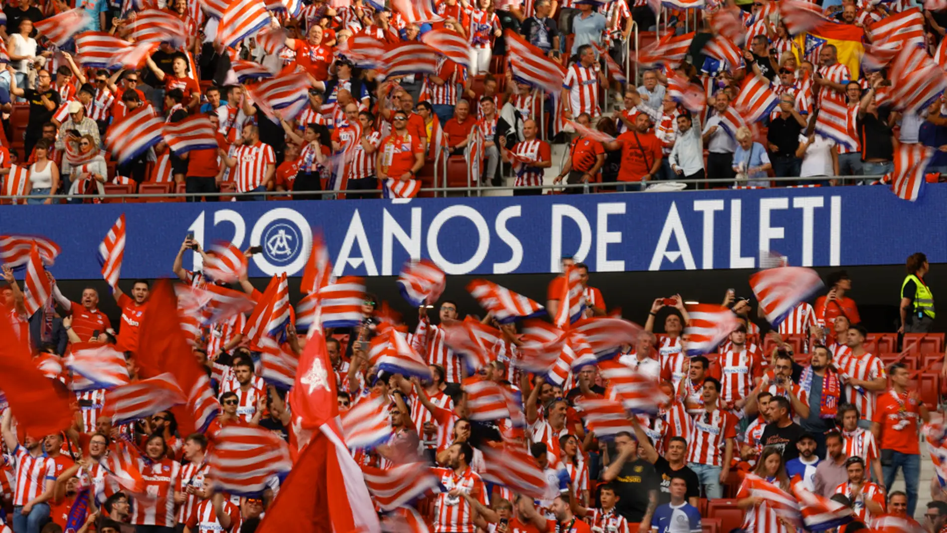 El Atlético realizará una consulta para volver al escudo anterior