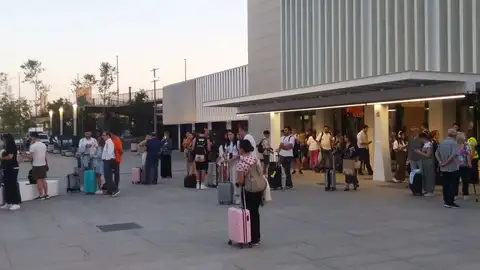 Viajeros esperando esta mañana en la estación de Badajoz la llegada de los autobuses Viajeros esperando esta mañana en la estación de Badajoz la llegada de los autobuses