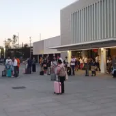 Viajeros esperando esta mañana en la estación de Badajoz la llegada de los autobuses Viajeros esperando esta mañana en la estación de Badajoz la llegada de los autobuses