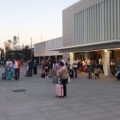 Viajeros esperando en la estación de tren de Badajoz 
