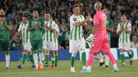 Reina se saluda con Joaquin durante su homenaje