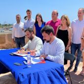Darío Moreno (PSPV-PSOE) y Roberto Rovira (Esquerra Unida) firman el Pacto del Grau Vell