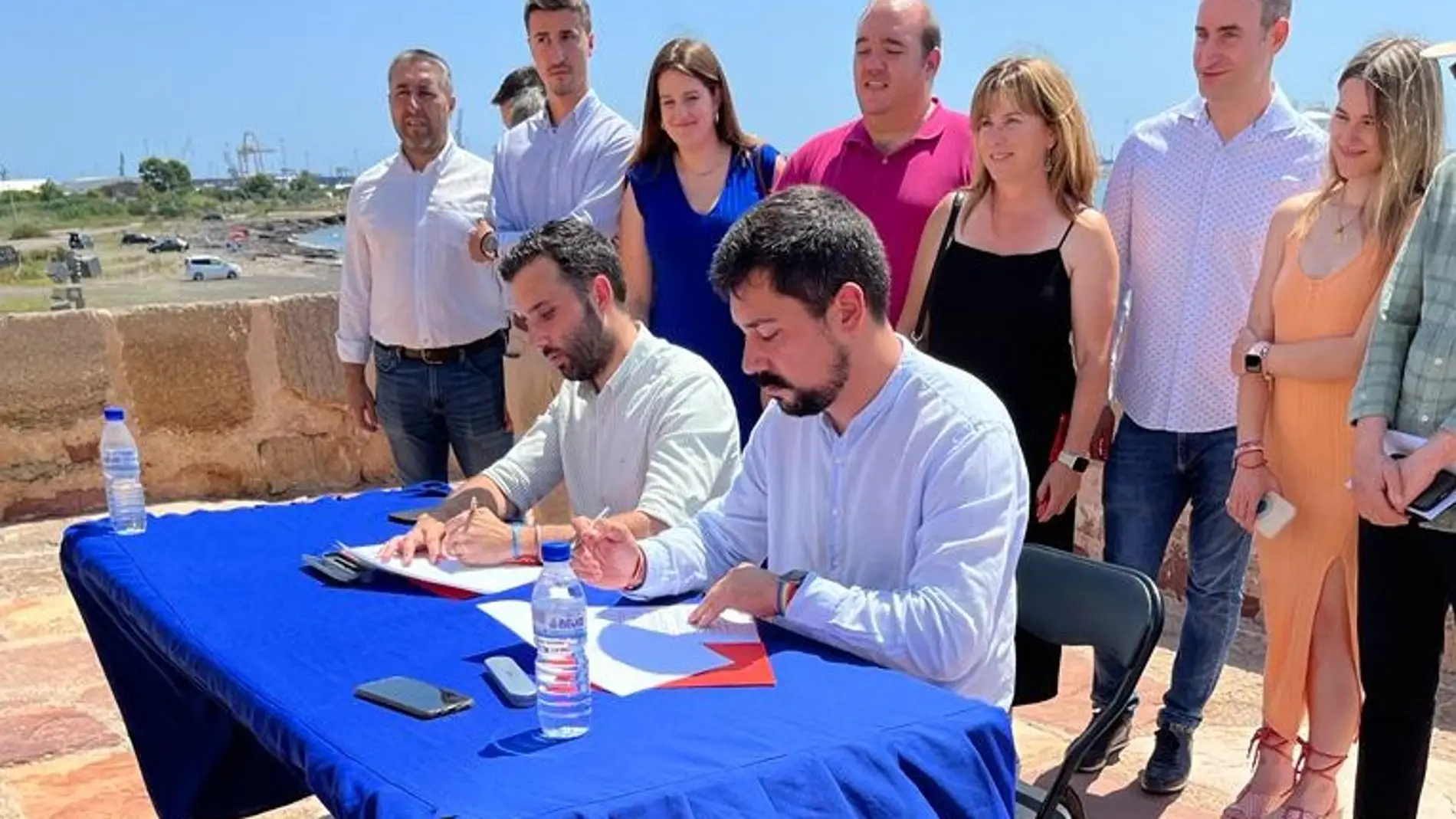 Darío Moreno (PSPV-PSOE) y Roberto Rovira (Esquerra Unida) firman el Pacto del Grau Vell