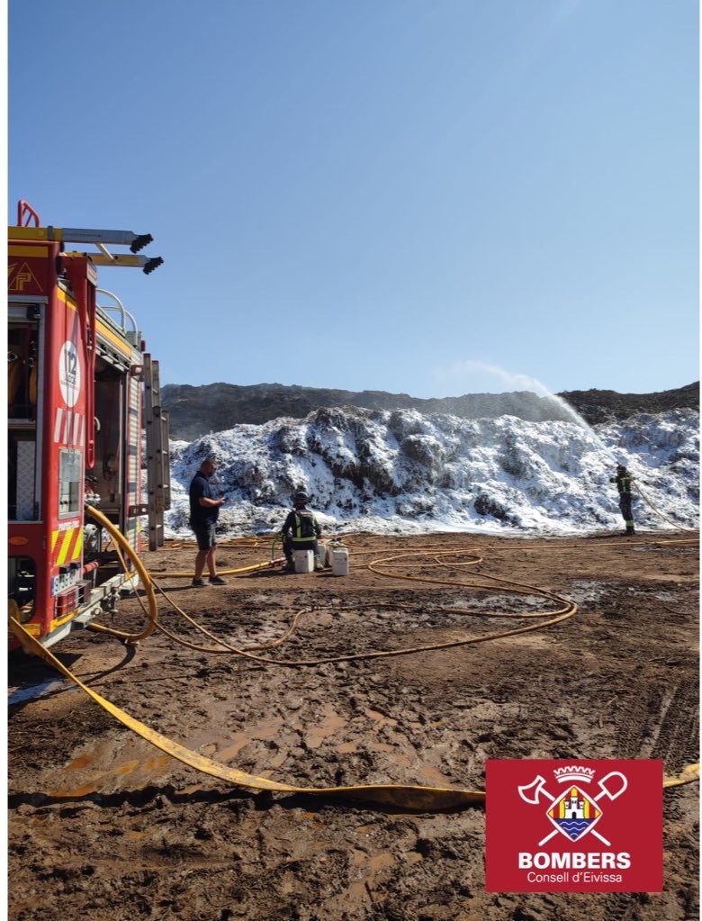 Ponen en marcha un plan de emergencia para sofocar el incendio de la planta de biomasa de Sant Rafel Ponen en marcha un plan de emergencia para sofocar el incendio de la planta de biomasa de Sant Rafel