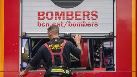 Imagen de archivo de un bombero y un camión en Barcelona Imagen de archivo de un bombero y un camión en Barcelona