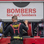 Imagen de archivo de un bombero y un camión en Barcelona Imagen de archivo de un bombero y un camión en Barcelona
