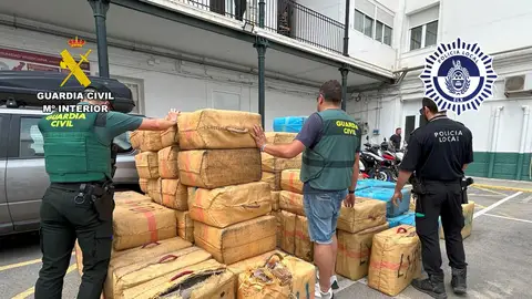 Parte de los fardos con hachís intervenidos en la pedanía de Valverde de Elche. Parte de los fardos con hachís intervenidos en la pedanía de Valverde de Elche.