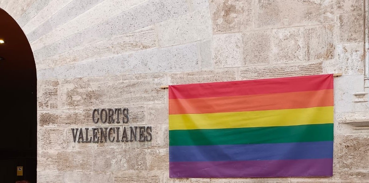 La bandera arco iris luce ya en Les Corts Valencianes, cumpliendo los acuerdos, con motivo del Día del Orgullo La bandera arco iris luce ya en Les Corts Valencianes, cumpliendo los acuerdos, con motivo del Día del Orgullo
