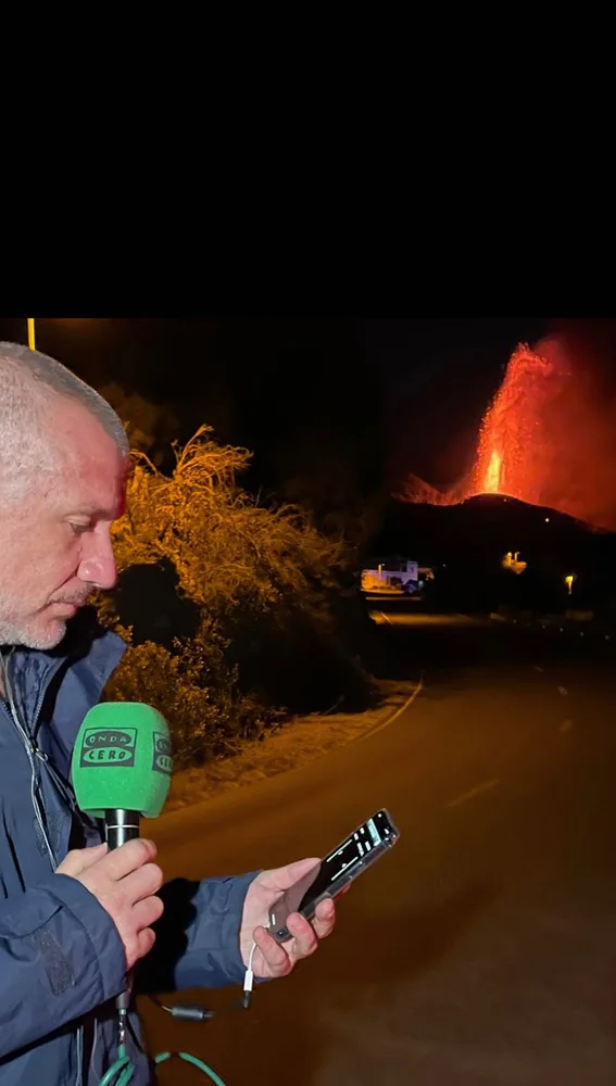 Gustavo de Dios en una conexión con Alsina en Más de Uno 10 horas después del comienzo de la erupción Gustavo de Dios en una conexión con Alsina en Más de Uno 10 horas después del comienzo de la erupción