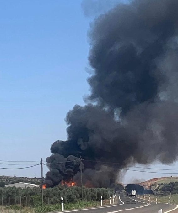 VÍDEO: Un incendio en una fábrica de forja en Pozuelo de Calatrava obliga a cortar la CM-4174 VÍDEO: Un incendio en una fábrica de forja en Pozuelo de Calatrava obliga a cortar la CM-4174