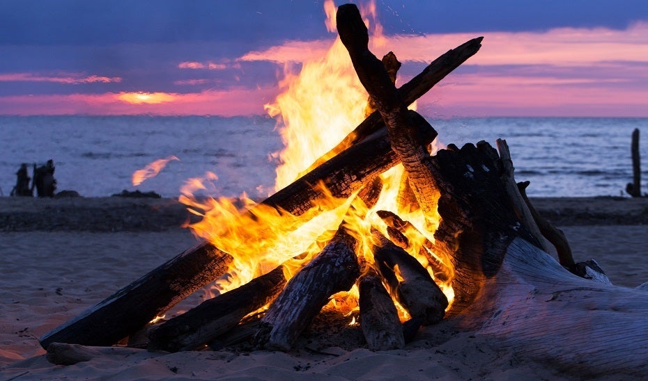 Los ritos del agua y el fuego: las tradiciones por San Juan que se celebran en España Los ritos del agua y el fuego: las tradiciones por San Juan que se celebran en España