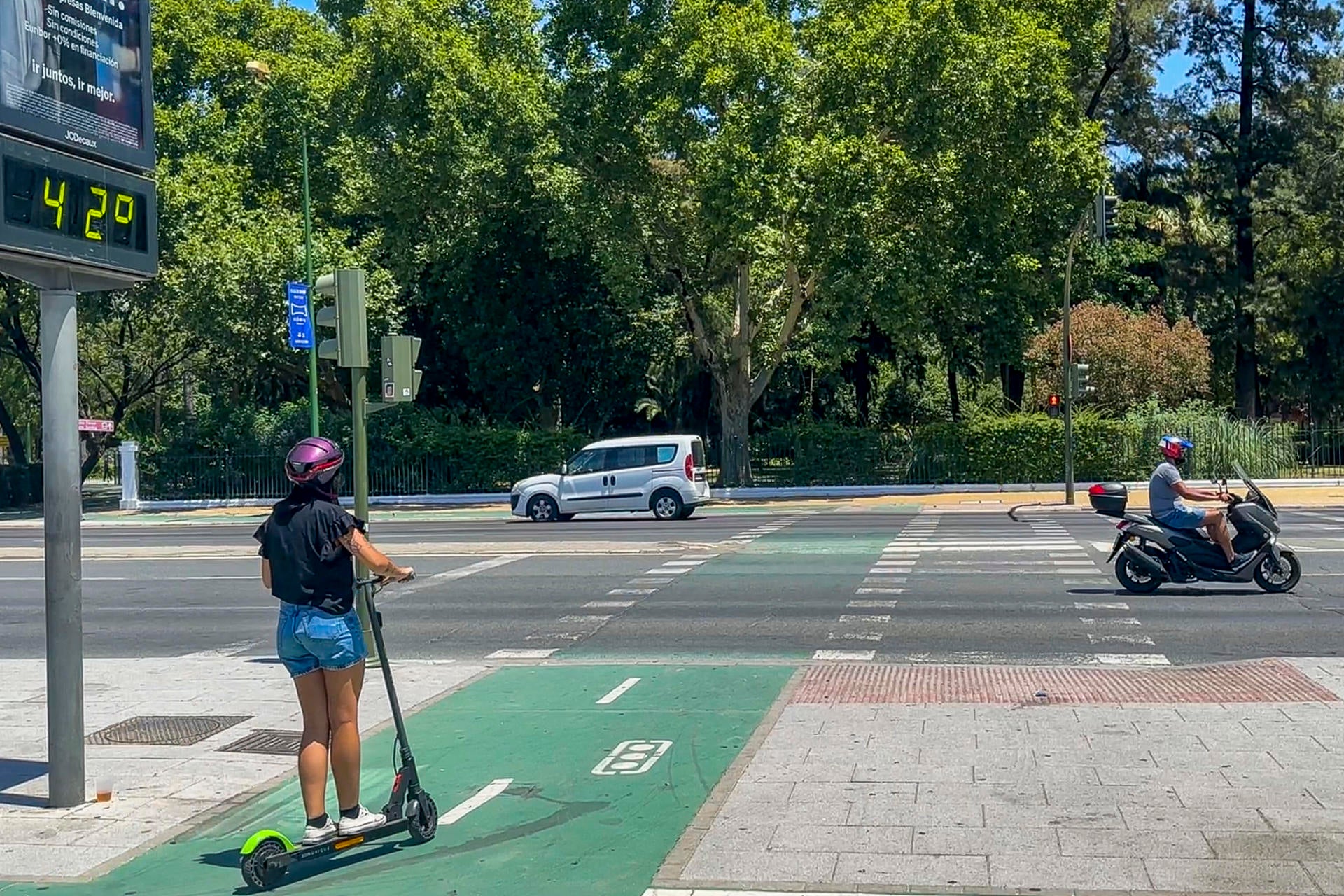 La AEMET pone en alerta naranja a doce provincias por el calor este domingo La AEMET pone en alerta naranja a doce provincias por el calor este domingo
